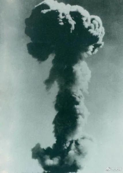 1964年10月16日，中国第一颗原子弹爆炸成功。中国政府发表声明，郑重宣布：中国在任何时候、任何情况下，都不会首先使用核武器。